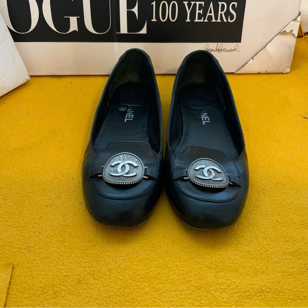 Pair of original Chanel black leather flats with Medallion CC logo size 41